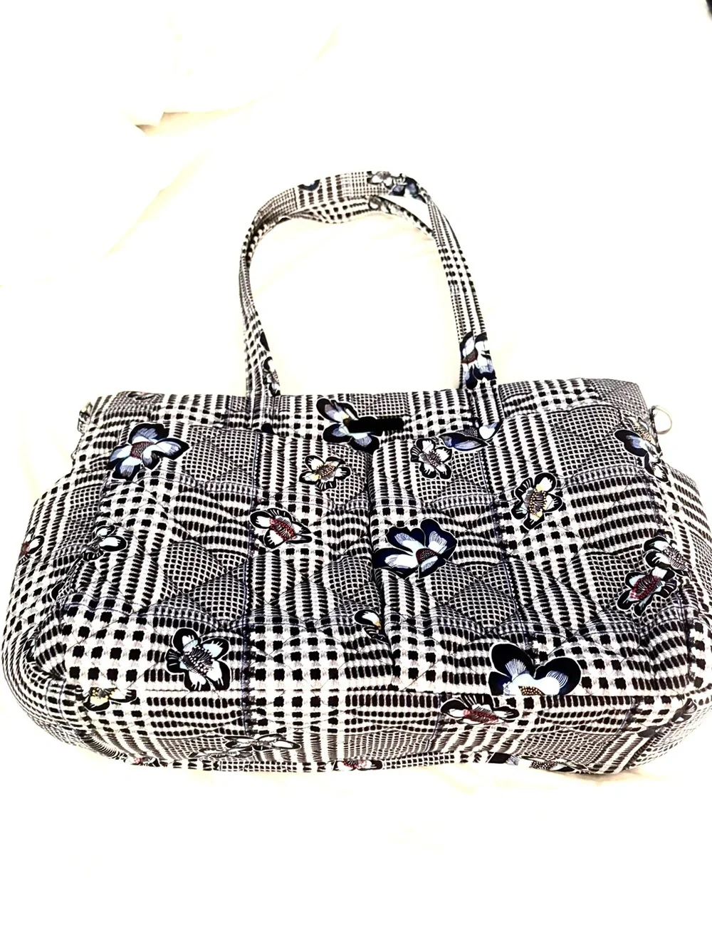 Vera Bradley zipper closure